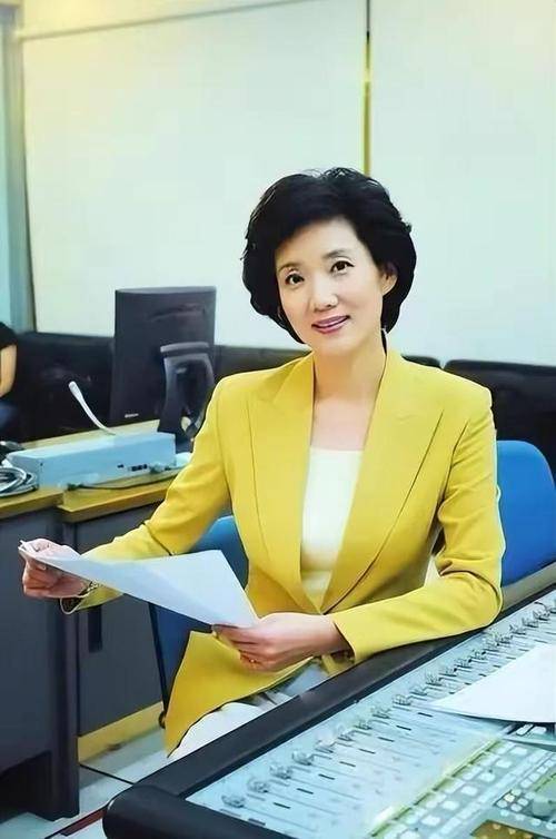 她曾是央视美女主持,42岁再婚嫁给省委书记,一生没有子女仍幸福_李修
