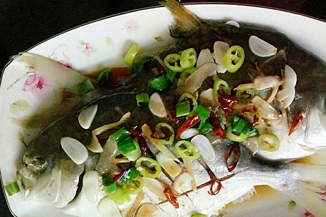 原创原汁原味的鲳鱼家常做法没有腥味口感嫩香一学就会