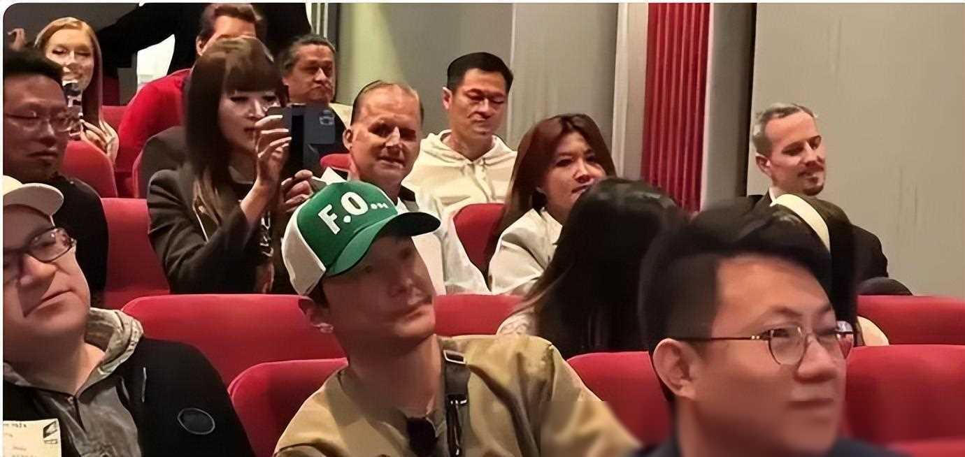 贾玲翘着二郎腿在好莱坞片场满脸皱纹吴彦祖和周迅前夫也在