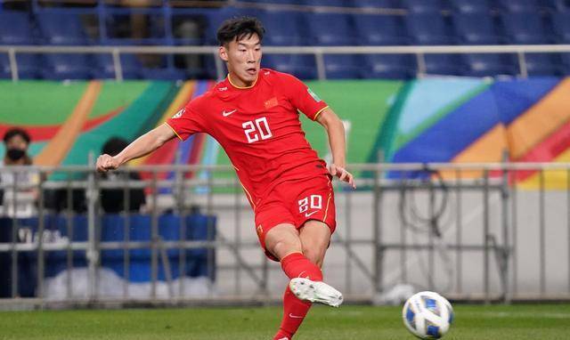 在2-2战平新加坡之后,前国足范志毅就曾表示,朱晨杰完全可以换到右