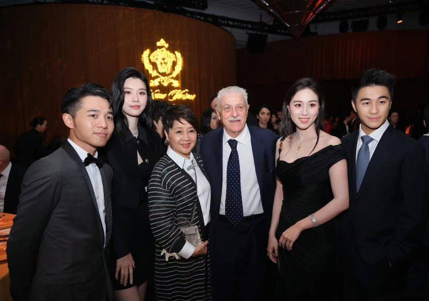 豪门合照帮他们拍出满意的照片