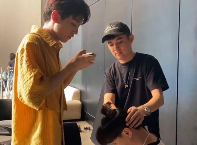 原创王俊凯为小马哥扎头发谁注意他手里的发卡原谅我没见过世面