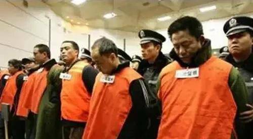 原创2005年河南黑老大宋留根走下法庭被押赴死刑刑场途中笑容满面