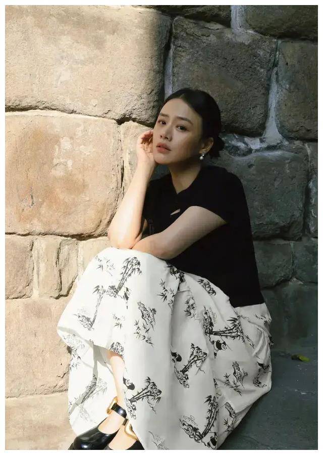 马思纯惊艳亮相水墨裙典雅笑颜散发东方魅力