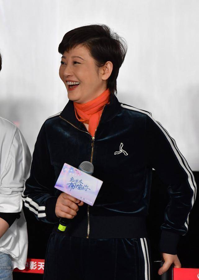 原创徐帆的保养真到位50来岁了还穿运动服看着还真挺有活力