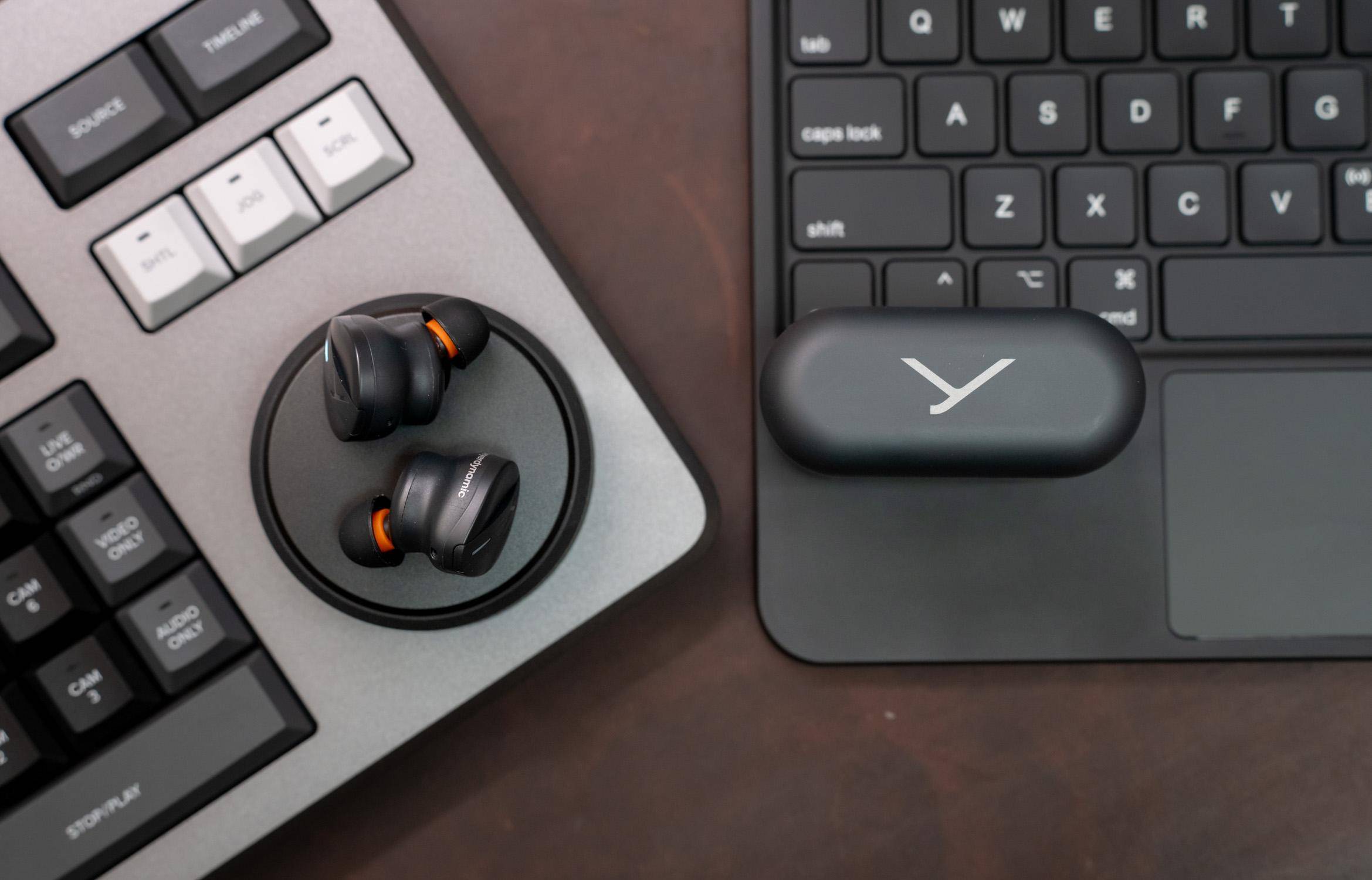 顶部的"y"型 logo有很高的辨识度,一看就知道是拜雅的耳机.