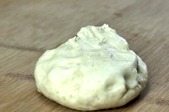 【步骤】:【原材料】:普通面粉,玉米油,白糖,豆沙,鸡蛋液,白芝麻.