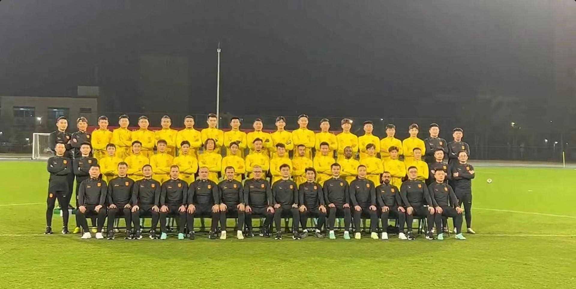 原创尘埃落定国足公布最新大合照3中方助教压哨提拔球迷不满