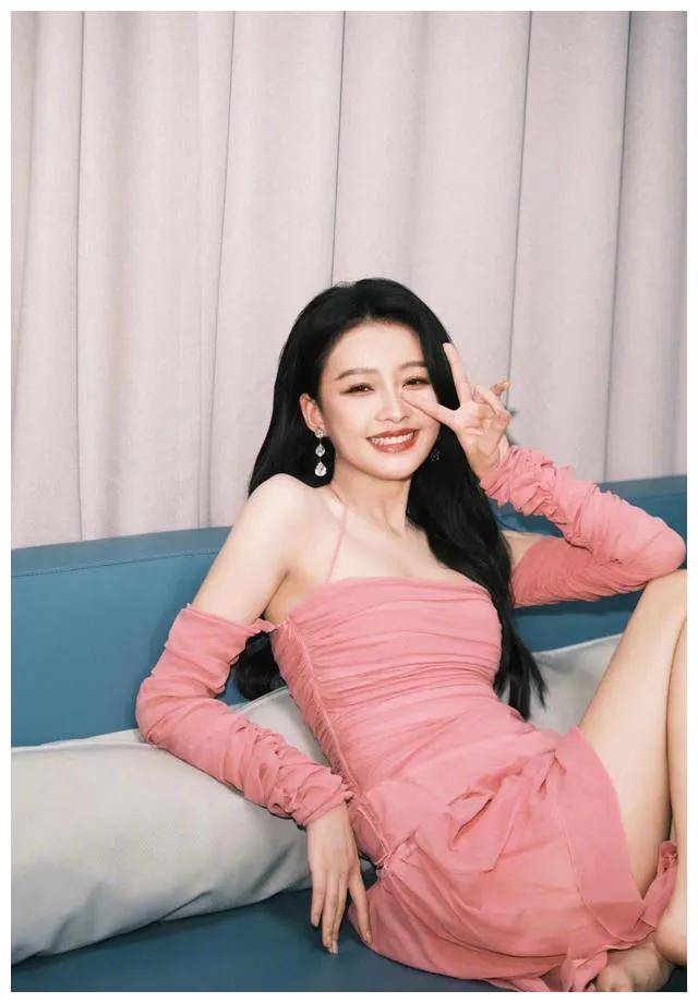 最近啊,听说最撩人的八卦可别逃过孙怡,滕光正还有女嘉宾沛沛之间的