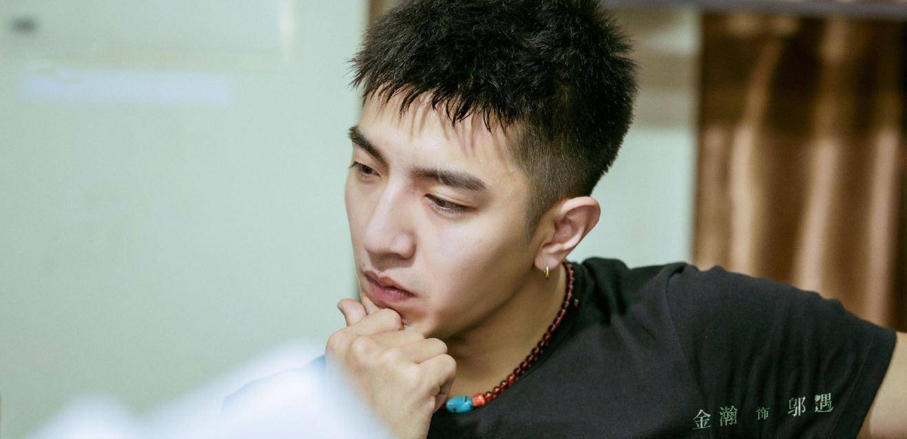 《乌云遇皎月》是由国内知名导演于中中和青年女导演蔡聪一起联合执导