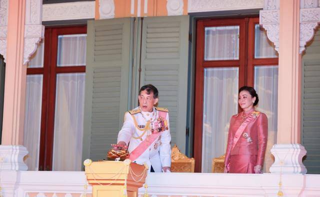 原创泰国王后苏提达和国王丈夫同框穿粉裙看着挺嫩自带高贵气场