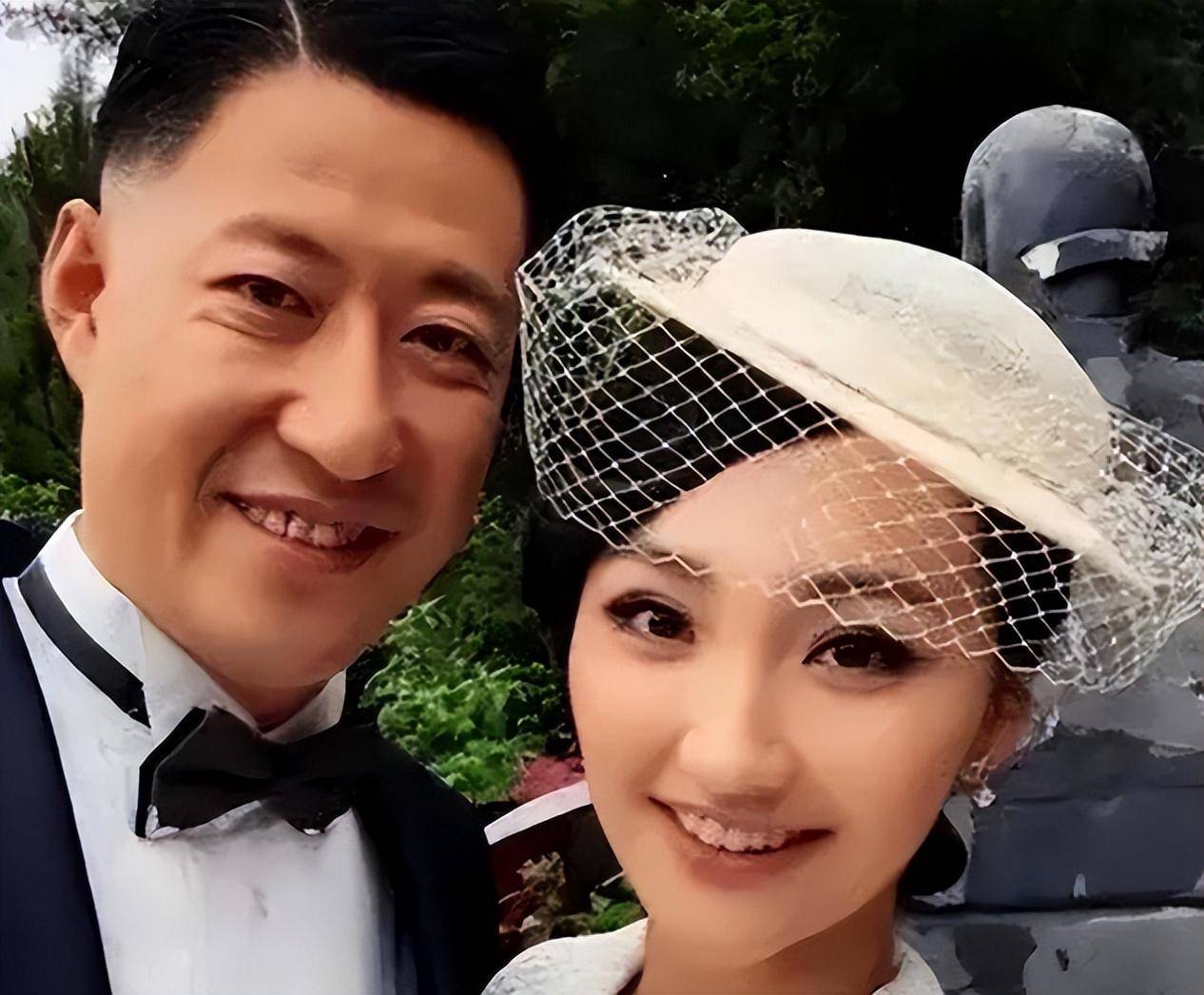 两人因戏生情,婚后6年生3胎,丈夫片约不断,被称"屏幕硬汉"_于震_辛月