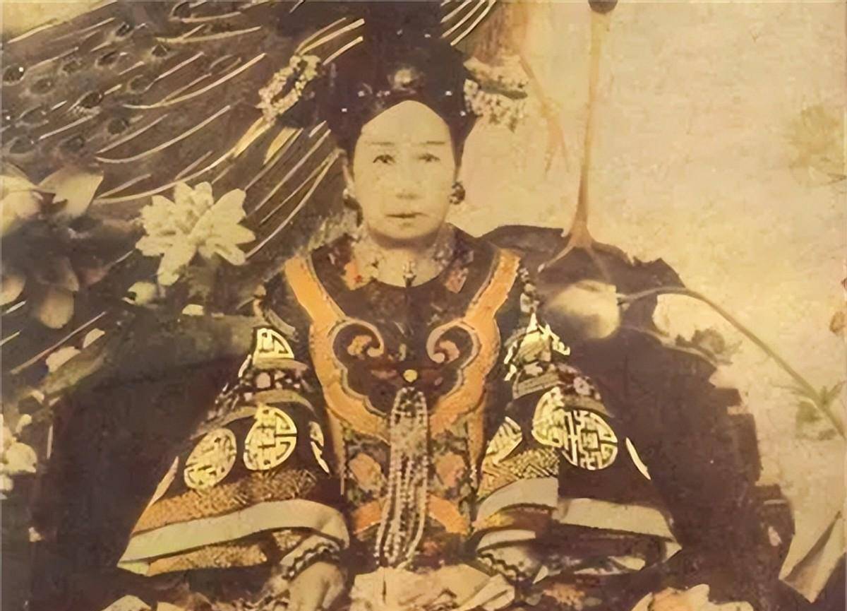 觉得在宫里风光不够痛快,想去宫外也风光一下,便向慈禧太后请旨出宫