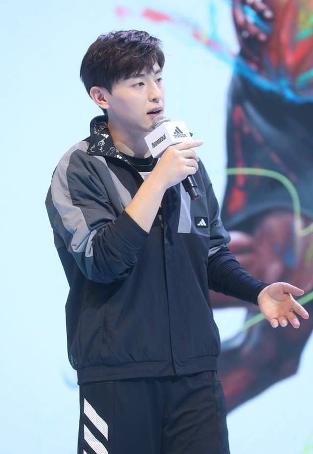 邓伦运动风的造型还挺有学生气的,看起来很显小,很有_