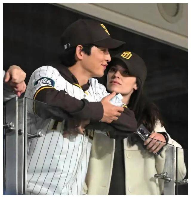 宋仲基夫妇公开亮相棒球赛甜蜜互动展现真爱粉丝快快围观
