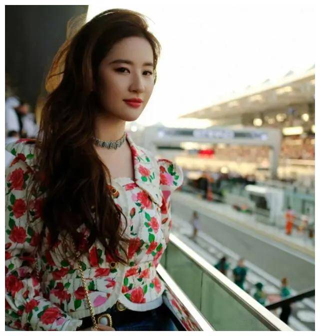 刘亦菲表姐与表妹合照表达深情爱意迷人基因传承