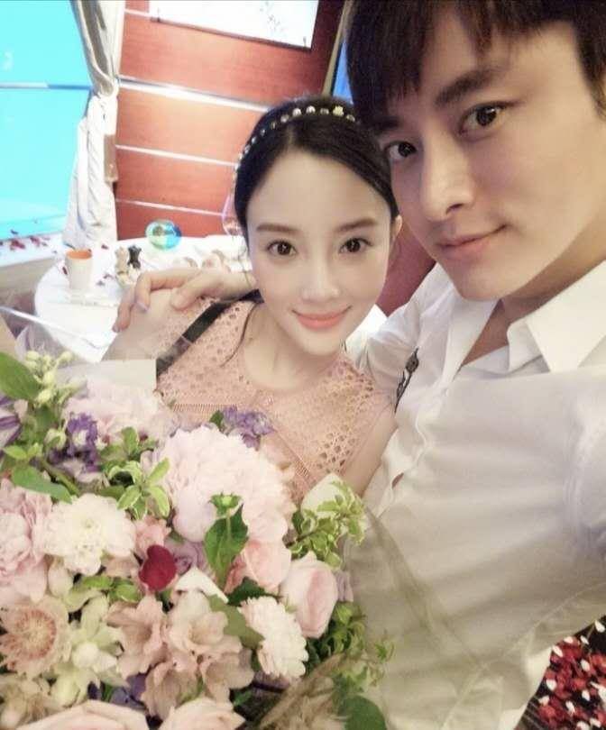 原创有望复合贾乃亮现身李小璐家陪甜馨打羽毛球一家人好幸福