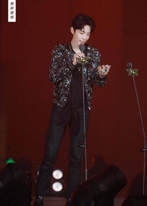 原创星光今晚露脸肖战拿双重荣誉主办方举动令人落泪