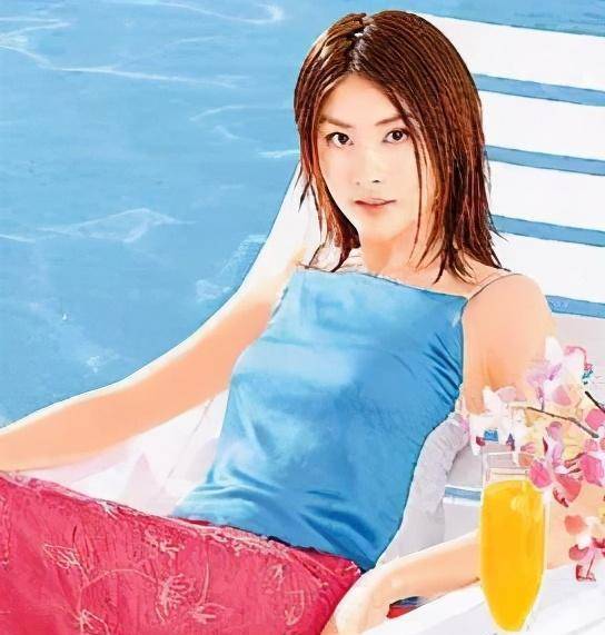 因为她在唱歌,跳舞和表演方面都没有任何的基础.