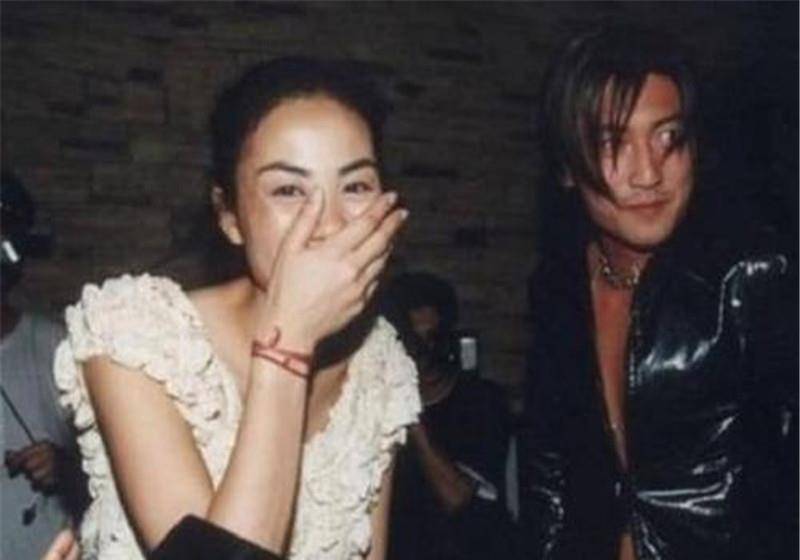 原创情变谢霆锋独自一人听路人唱歌尽显落寞王菲与小鲜肉频繁出行