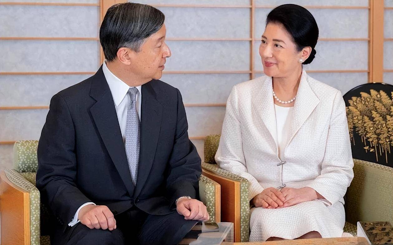 原创日本天皇夫妇穿情侣装雅子裹灰衣跪在平民面前满脸倦容好心疼