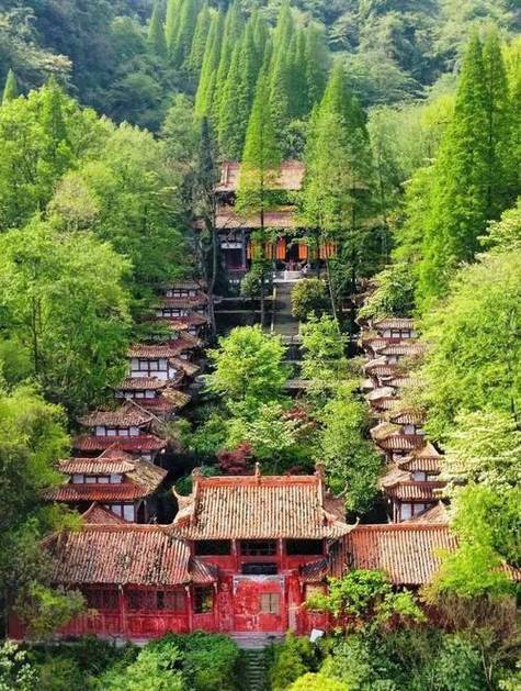 都江堰5天定制旅游攻略:第一天,抵达都江堰后,可以先游览都江堰景区