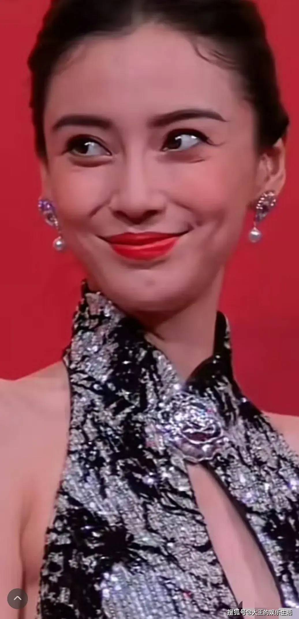 上海时装周杨颖内娱首秀极不自信张萌刻意的性感却输给了她