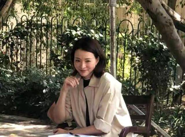 原创董卿录节目被偶遇穿卡其色风衣知性大方瓜子脸撞脸雪姨了