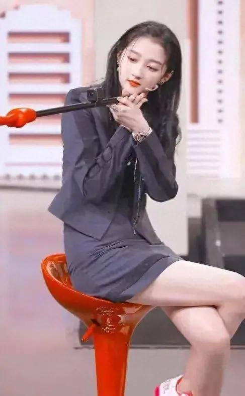 关晓彤真不给人留活路,坐下盘成"麻花腿"腿间却没挤出一丝赘肉_管理