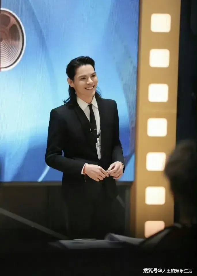 在《前度》中,向佐饰演的古惑仔与阿娇之间有着一段深刻的感情.