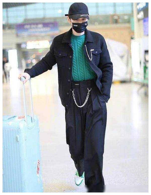 原创黄晓明现身录制后眼神疲惫绿毛衣潮流穿搭