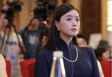 原创《我们来了》发布会的现场,蒋欣选错衣服,是真的壮!ps都救不了她!