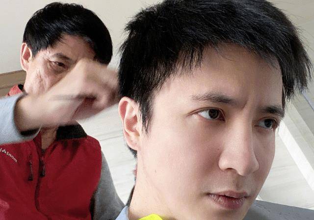 薛之谦除了日常的跟粉丝互动之外,都在家里陪着家人一起娱乐,而他爸爸