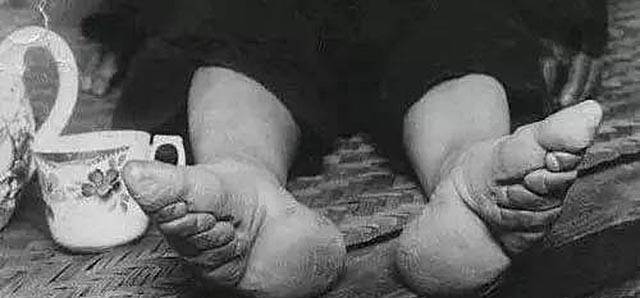 须从掌上看",古代为何要用裹小脚的方式对待女性_男性_女子_男人