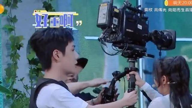 原创王一博西装化身霸道总裁下一秒变傻白甜粉丝这个反萌差爱了
