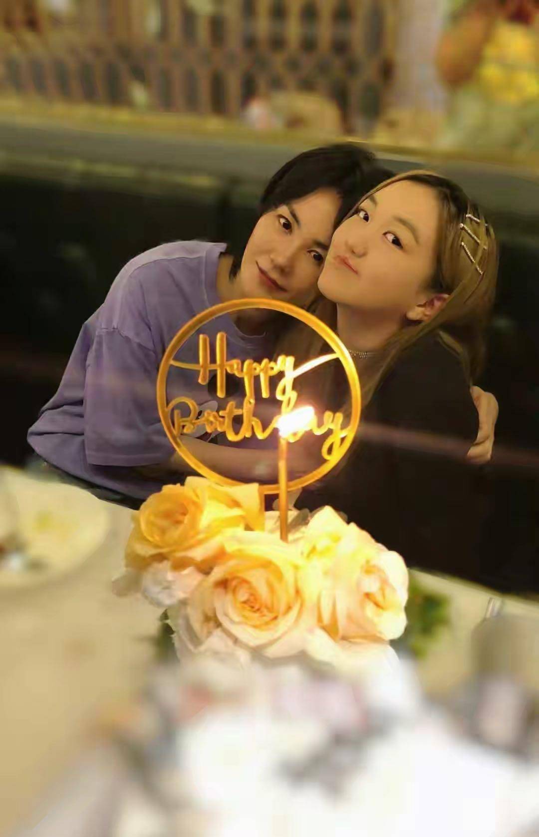 原创王菲大女儿登上时尚封面穿豹纹留莫西干发型造型另类和妈差太多