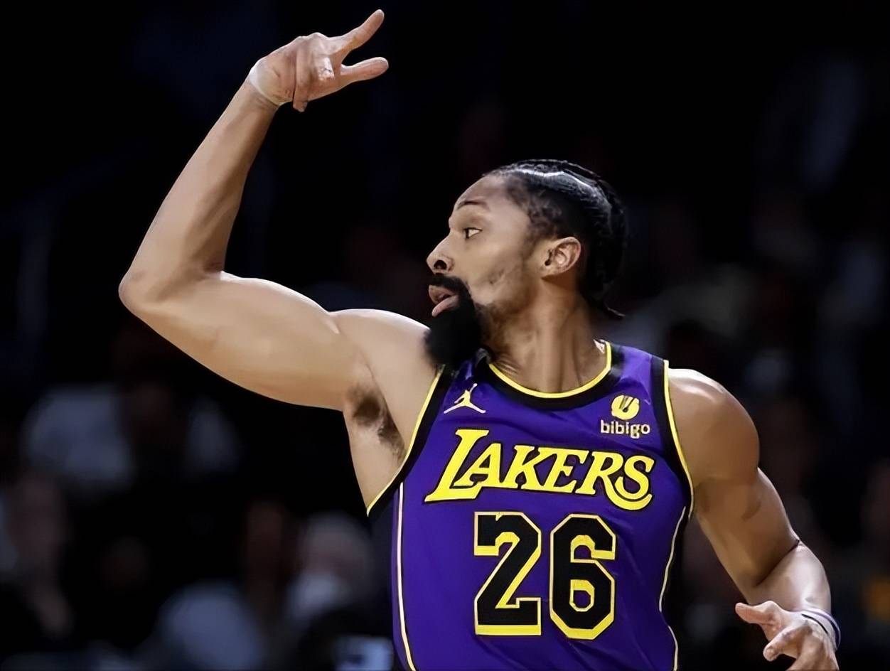 原创詹姆斯轮休难啃雄鹿湖人戴维斯战雄鹿防守任务重急缺范德彪