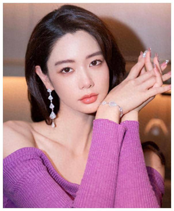 亚洲性感花瓶克拉拉身材绝美黄金三围惊艳惹眼168cm