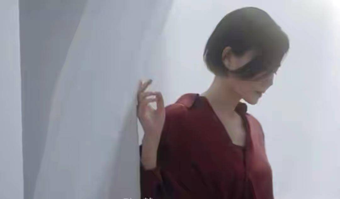 原创王菲大女儿登上时尚封面穿豹纹留莫西干发型造型另类和妈差太多