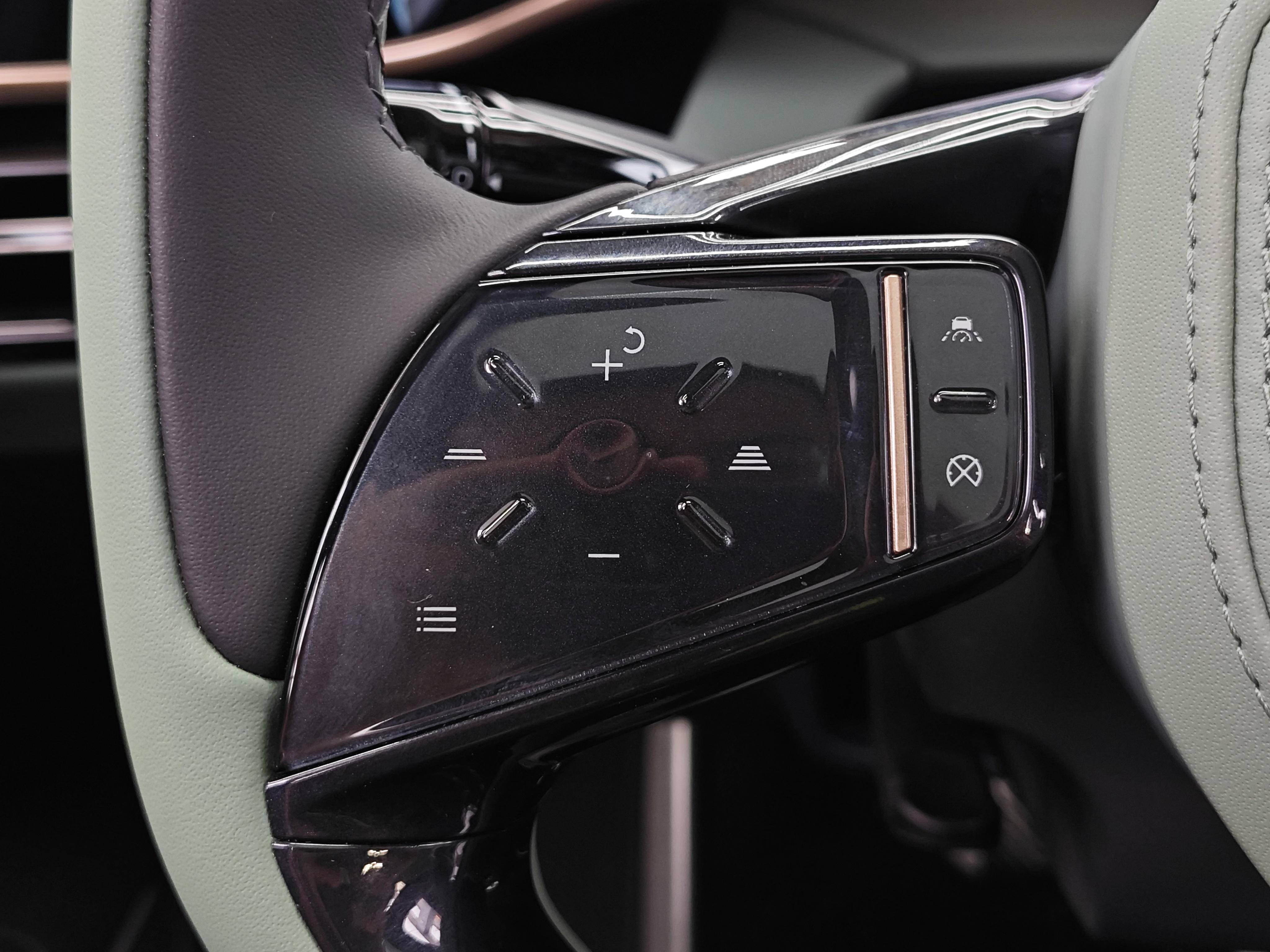 红旗新能源携新品eh7到店国家队大队长已就位