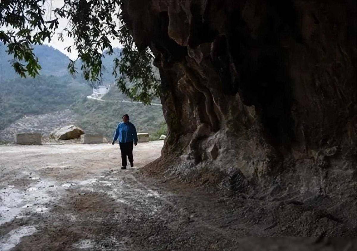 郊外的丝坡村,是一个典型的山村,村里的房屋依山而建,街道由石头铺就