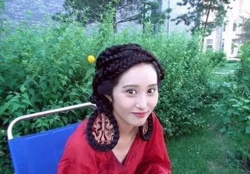 她还出演过由张黎和刘淼淼联合导演的《孔子春秋》中利欲熏心却妖艳动