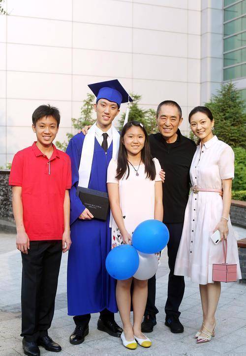 原创张艺谋娇妻一身十多万大牌高调亮相同场奚梦瑶穿礼裙竟勒出副乳