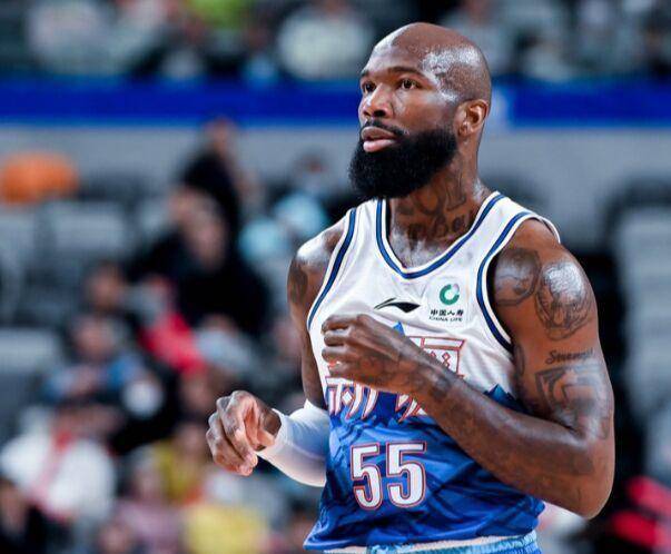 琼斯21 19正名,李炎哲盖翻范子铭,新疆队的硬仗_比赛_维金顿拉_球员