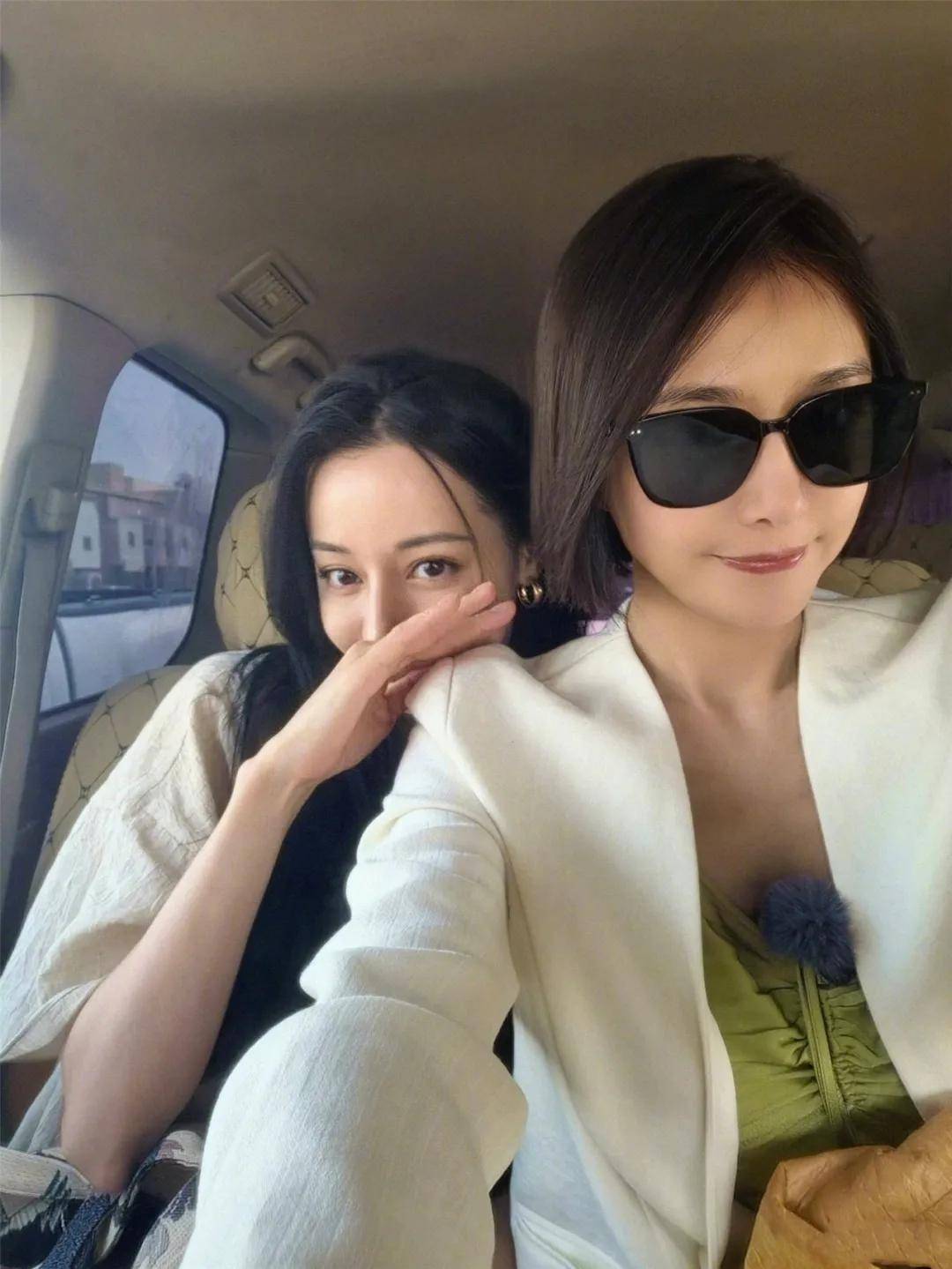 从迪丽热巴与秦岚的同框中,我们可以看到不同年龄段,不同风格的女性所