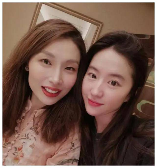 刘亦菲表姐与表妹甜蜜合照展现家族漂亮基因你也能看出吗