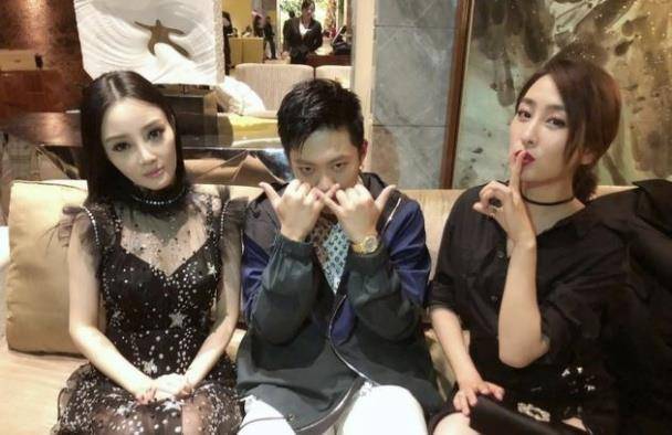 原创有望复合贾乃亮现身李小璐家陪甜馨打羽毛球一家人好幸福