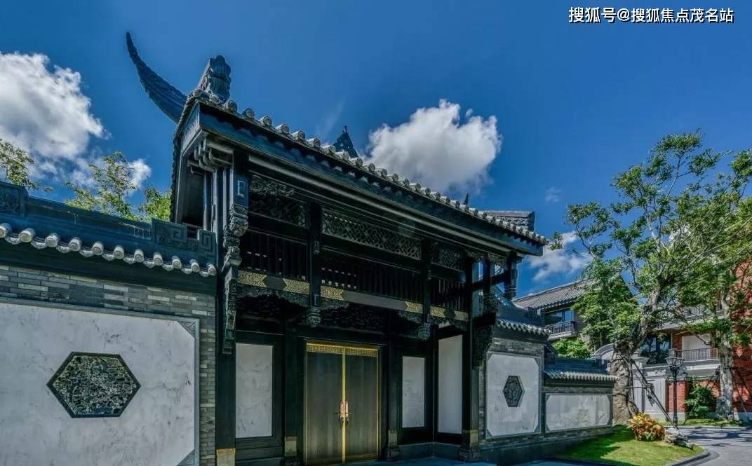 幅员辽阔,这些院子均博採古今中外的建筑精粹,汲取东阳木雕,曲阳石雕