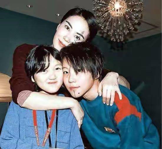 原创王菲大女儿登上时尚封面穿豹纹留莫西干发型造型另类和妈差太多