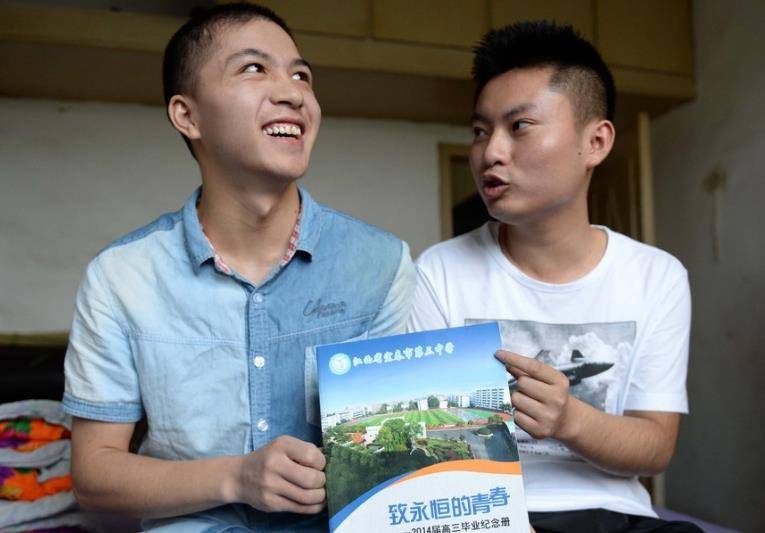 原创当年为救下全车人的2位高考生错过全国高考清华愿免考接收